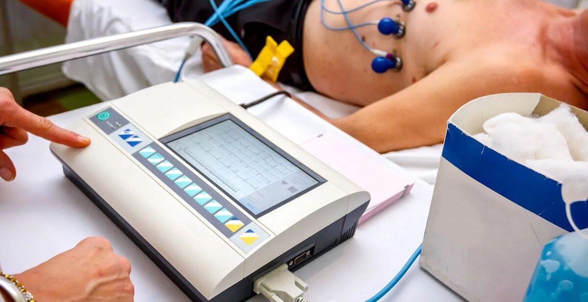 Smartwatches vs ECG – The Real Heart Health Check | Pune Cardiology Clinic