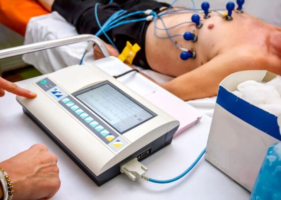 Smartwatches vs ECG – The Real Heart Health Check | Pune Cardiology Clinic